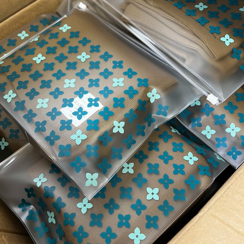 ファスナーつきケースに入った災害用女性下着