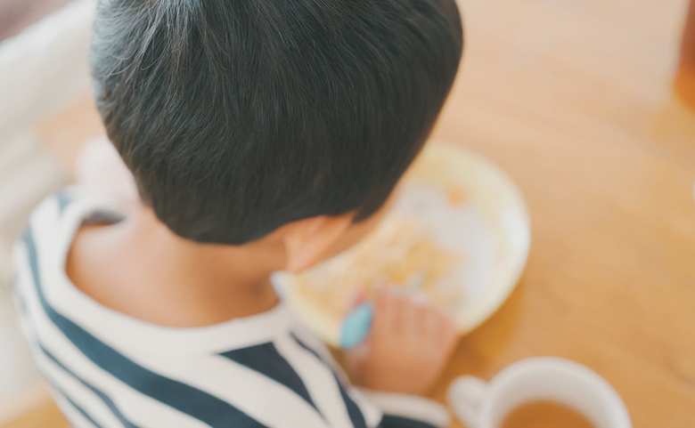 食事をする男の子