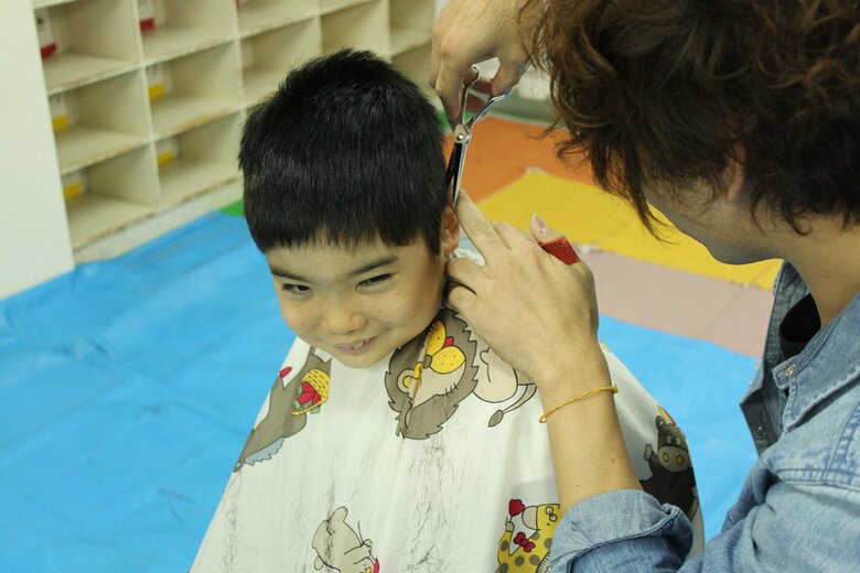 髪を切ることを通して、赤松さんは子どもたちと真剣に向き合っていった