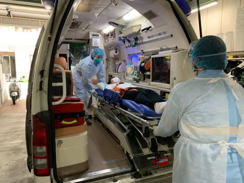 コロナ患者を搬送するときは防護服や手袋なども厳重に