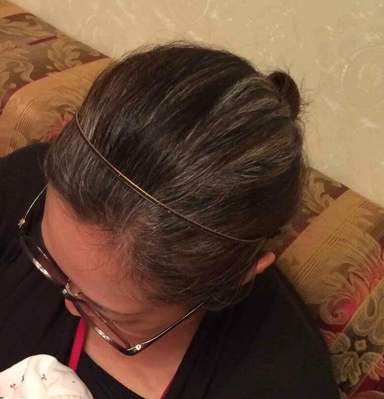 グレイヘアへの移行中はカチューシャで髪を留めて結んでいた