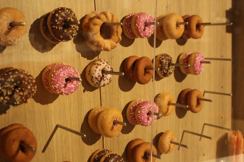 ブッフェ形式のレストラン　グランサンクにあるドーナツウォール。色とりどりのドーナツは見ているだけでワクワク！