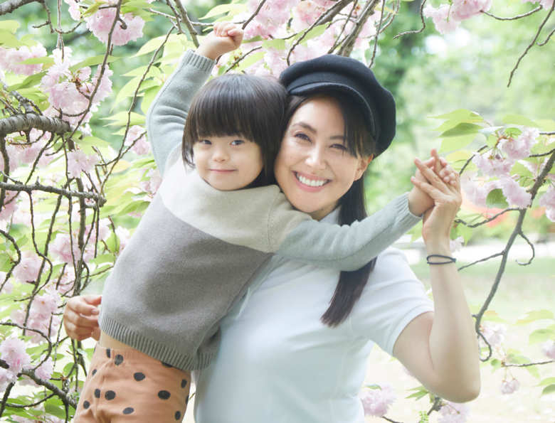 1977年生まれ。法政大学卒業後、1999年にテレビ朝日入社。2011年に退職しアメリカに移住。2013年にニコくんを出産し、2015年に帰国。2017年、東京都議会議員議員に。都民ファーストの会所属。