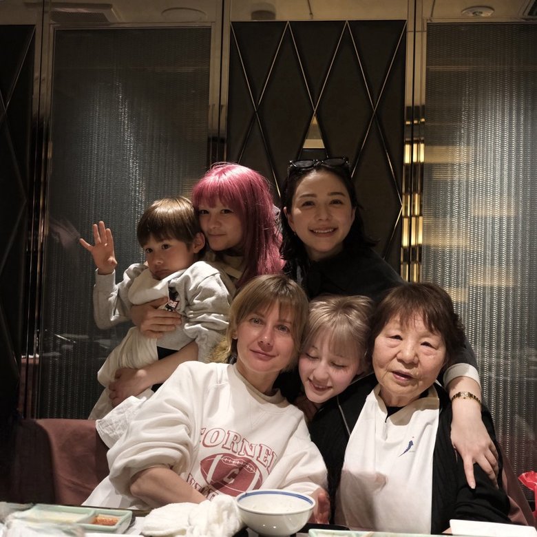 家族で集まり食事する機会は今も多いそう。前列右から祖母、下の妹、母、後列右から村重さん、上の妹、弟