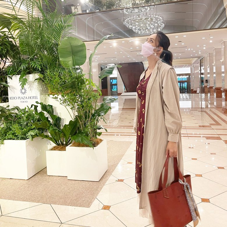 上を見上げる加藤さん。これからの予定を確認中