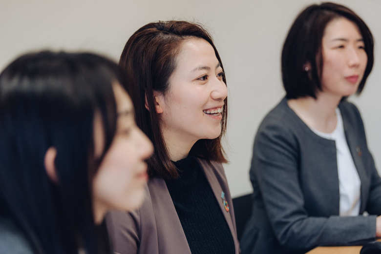 黒塚 幸子（くろづか さちこ）さん／人事部能力開発チーム兼ダイバーシティ＆インクルージョン推進チーム課長代理。2015年三井住友海上に入社し、人事部能力開発チームに配属。女性管理職育成、マネジメント研修、若手社員向け研修を担う。