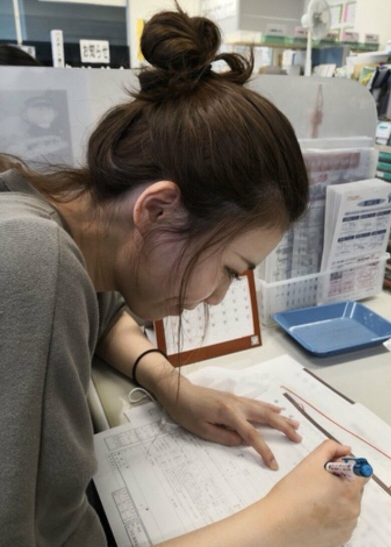 婚姻届を書く紺野さん