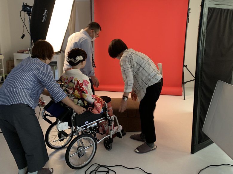 AYA世代向けの振袖無料撮影会には車椅子で参加するがん患者もいました