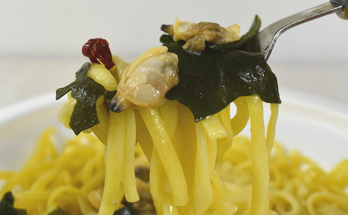 ナチュラルローソンのおすすめの人気商品「あさりと焼き筍とわかめのパスタ」のアップ画像