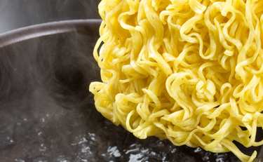 インスタント袋麺の激うま調理法「茹でている間は麺に触れちゃダメ!?」