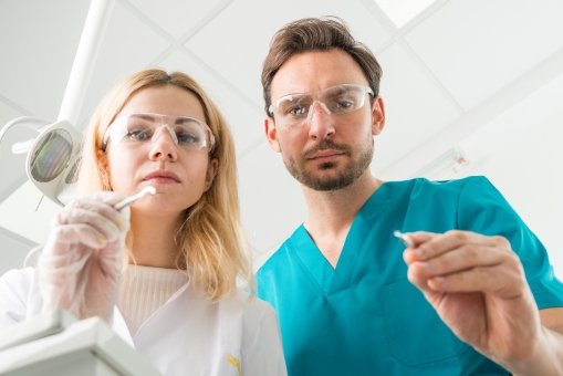 虫歯を治療する歯医者さんの画像