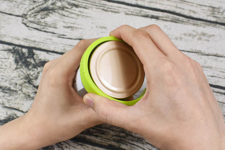 ダイソーのおすすめ商品「マグネット付き ビンオープナー」の実物画像2