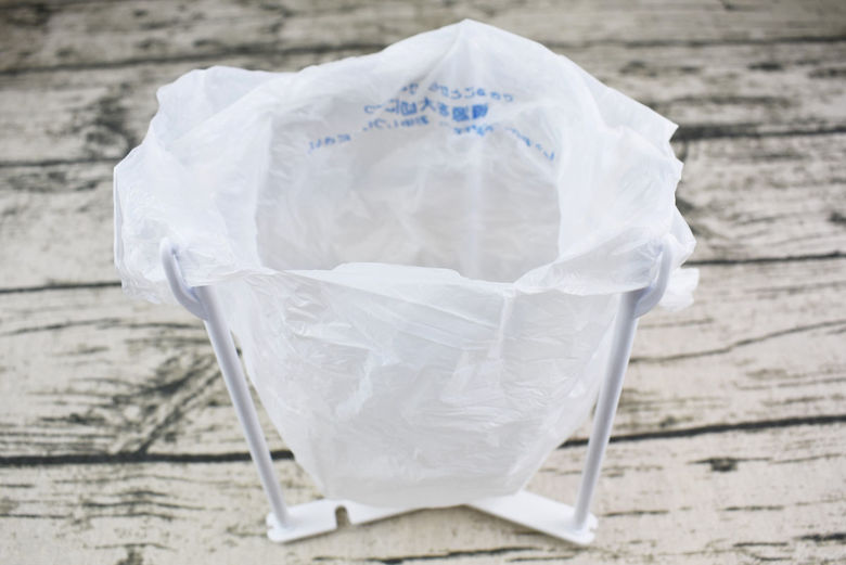 セリアのおすすめキッチン用品「マルチポリ袋スタンド」の実物画像05