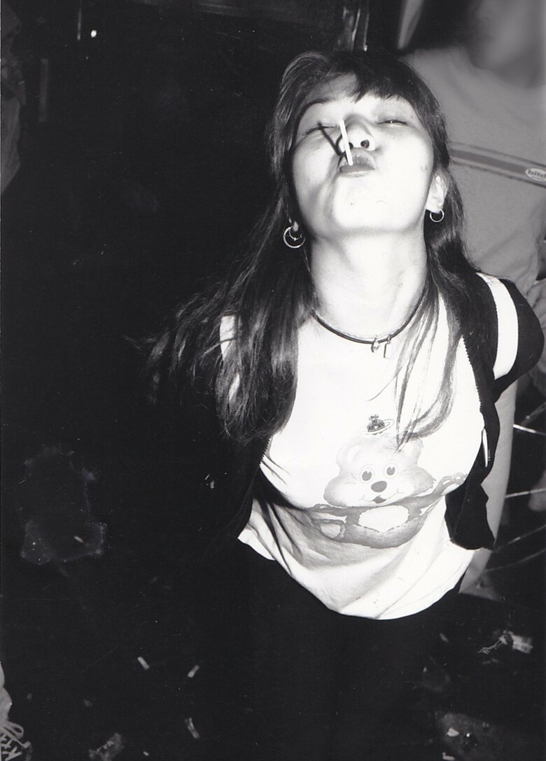 ロリポップをくわえてポーズする奈歩さん（20代前半ごろ）