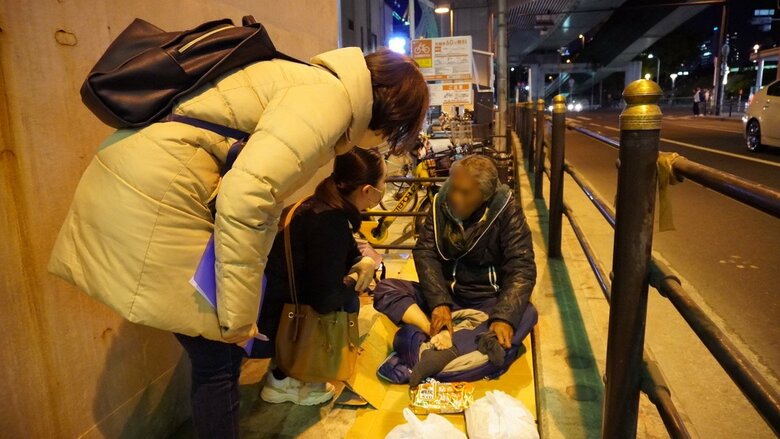 夜回り活動でホームレスの人たちに声がけ。支援を呼びかける