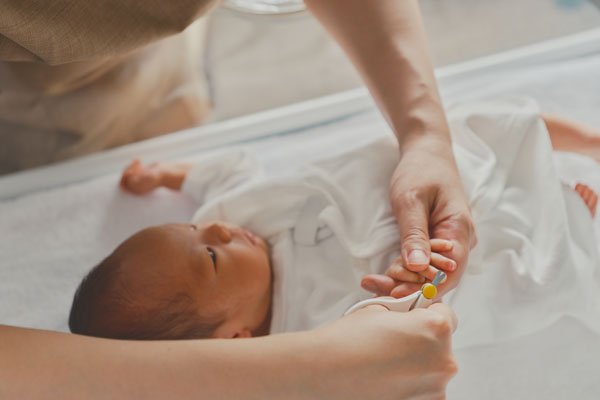 授乳や食事、オムツ替え、掃除…「名もなき家事や育児」は数えきれない