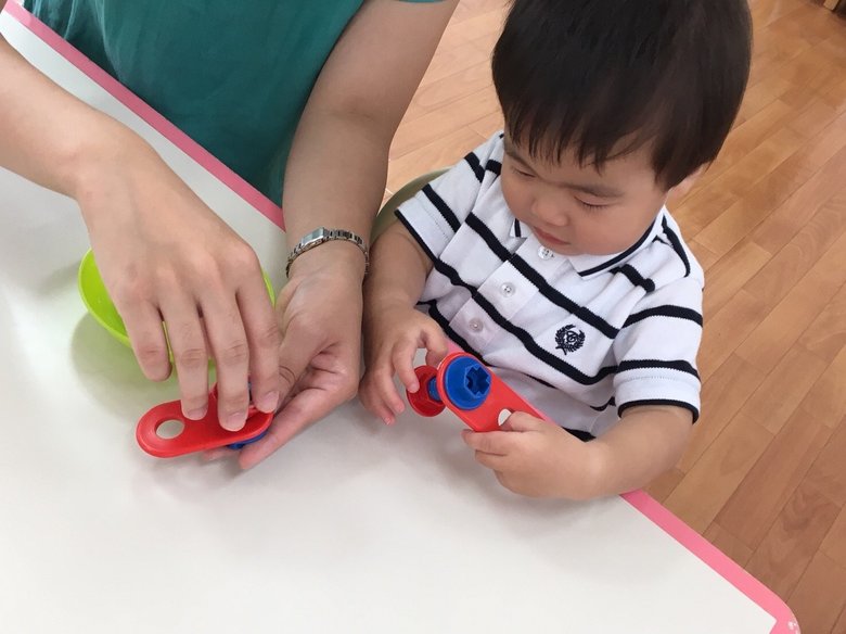 ▲ネジを回してはめたり外したりして手の使い方を学びます