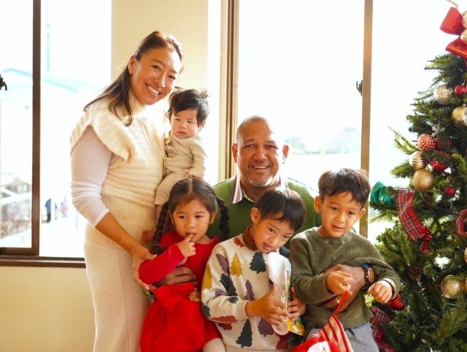 クリスマスに、アンゲくんを抱っこする美保さん