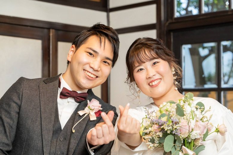 結婚式の日、笑顔のふたり