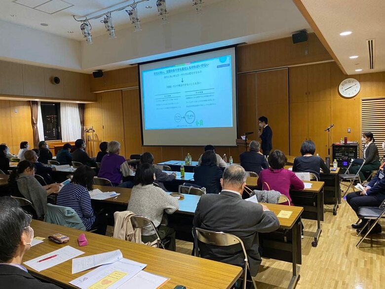 ママリングスが江東区と協働して開催した「児童虐待予防研修プログラム」。虐待に関連する専門家による講義に、熱心に耳を傾ける市民たち。