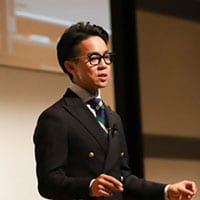 作家、講演家。1983年仙台市生まれ。心理学、行動科学をベースにした人材育成をする株式会社Rising Star代表取締役。大学時代の塾の講師をし、当時から心理学的手法を用いて子供達に勉強を教えてカリスマ講師として話題に。大学卒業後、大手損害保険会社に勤務。東日本大震災で岩手県で被災し、「自分の残りの人生は好きなことに費やす」と決意し2011年に起業。国内やニューヨーク、パリなどでも講演会を行い、1万2000人以上が参加。育成した起業家は600人以上。現在は札幌市と東京を行き来するデュアルライフを送る。著書『神メンタル』『神トーーク』『99.9%は幸せの素人』は累計30万部を超えるベストセラーに。
取材・文／天野佳代子