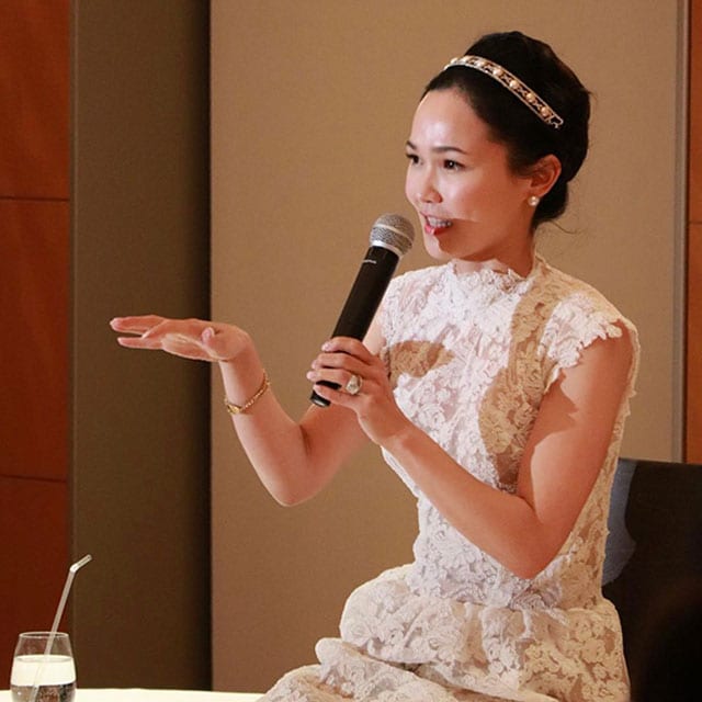 ファンクラブ内のイベントで話す浅見さん