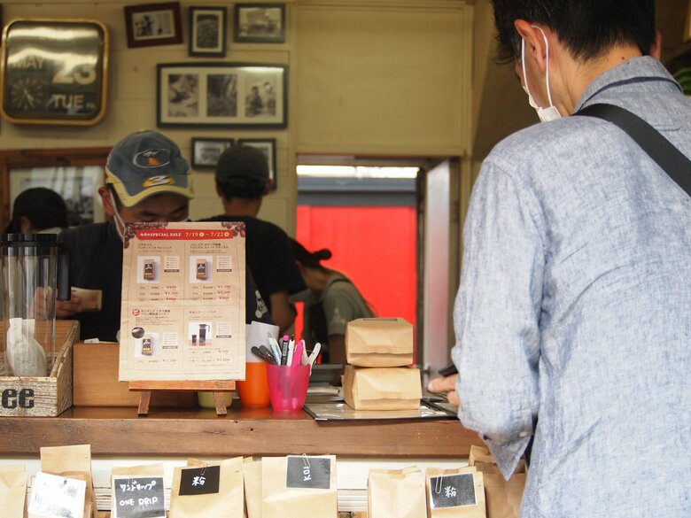 豆を販売する様子