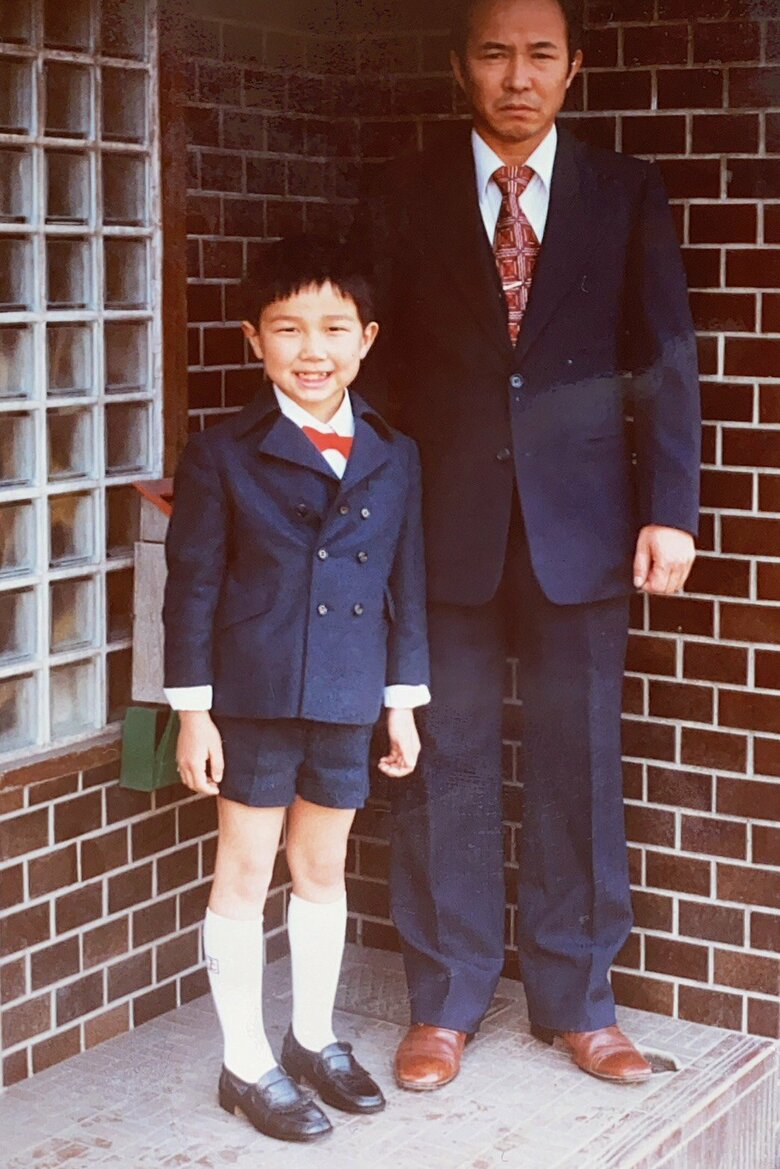 幼少期、父との1枚