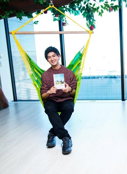 虐待をはじめ自身の半生を描いた『虐待の子だった僕』を手に