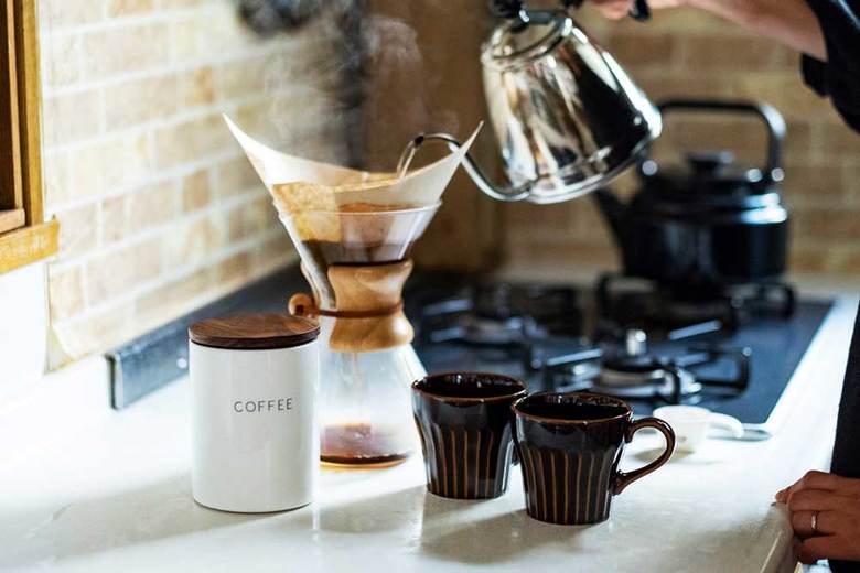 ▲（左）磁器キャニスター600ml（COFFEE）925円、軽量マグカップ しのぎ 飴釉  各370円（ともに税抜）