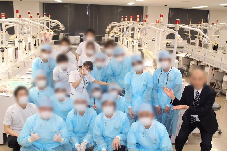 歯学部5年生のとき、実習中の1枚。鹿乃さんは3列目の左から2番目