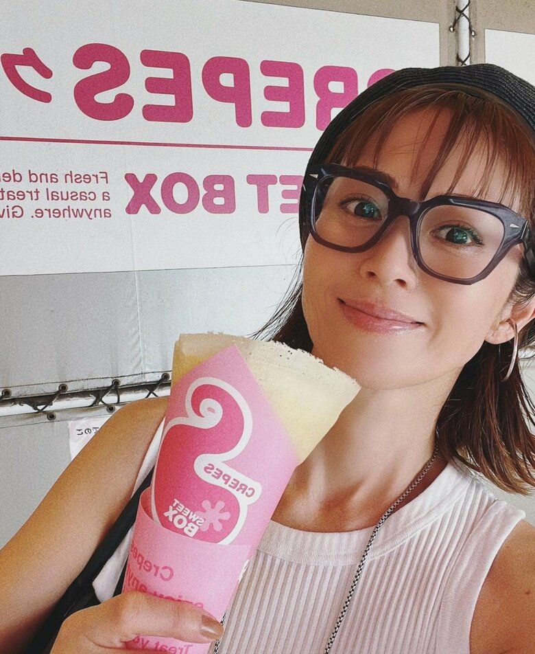 撮影終わりにクレープを購入した畑野さん「好きなものも楽しんで、あとから調整します！」