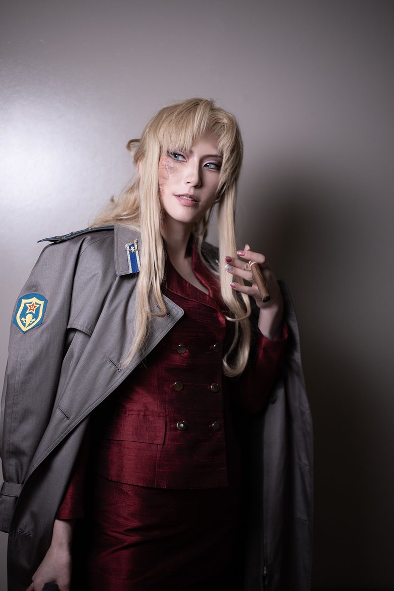 『BLACK LAGOON』に登場するキャラクターのコスプレ。「カラコンやウィッグ選びも楽しいんです」と鷹村さん