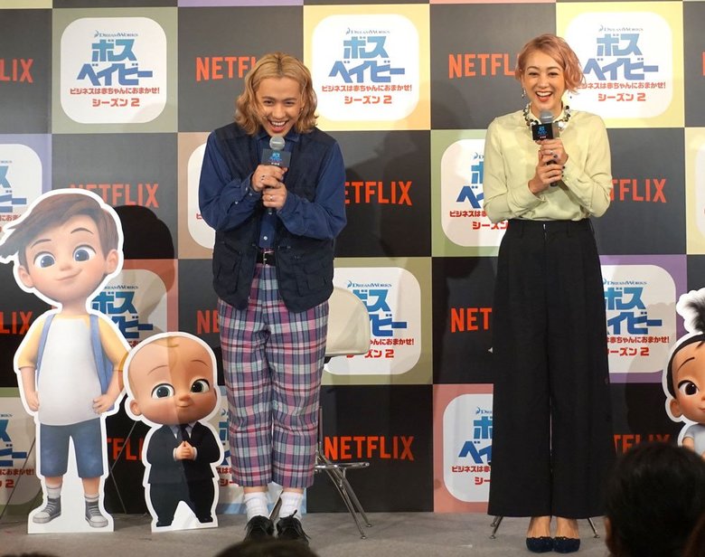 会場に集まったリアル・ベイビーを前に笑顔になるSHELLYさんとりゅうちぇるさん