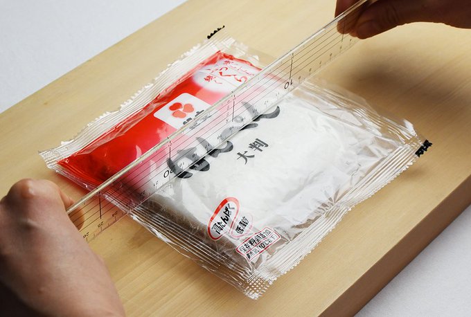 物差しを用意します。カットしたい部分を決めます