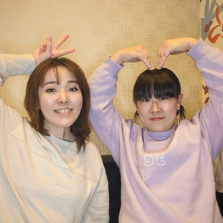 吉本興業先輩の女性漫才コンビ「青空」の岡友美さんと