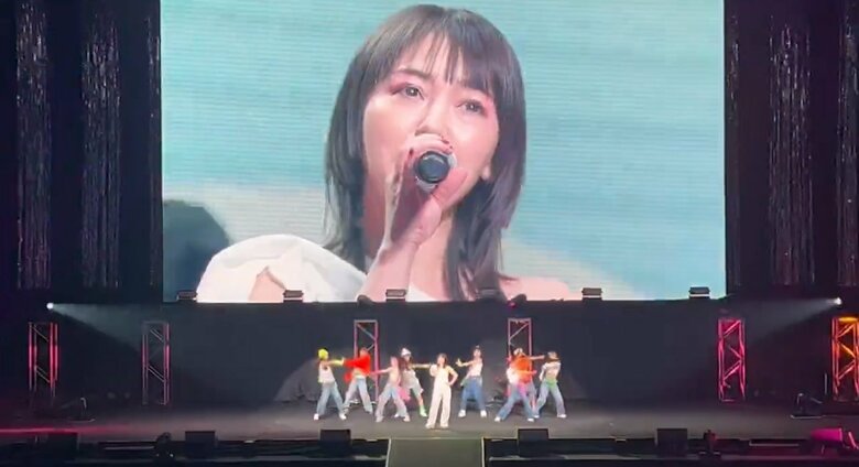 沖縄アクターズスクールの完全復活祭にて日本武道館のステージで歌うAKINAさん