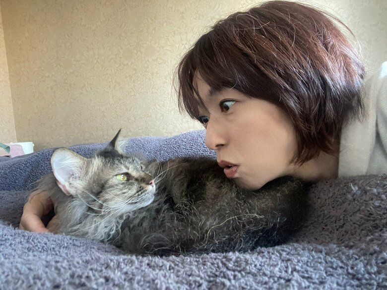 愛猫と見つめ合う住吉さん