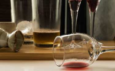 酒癖の悪い夫が大失態！同席した妻も一謝るべき…!?