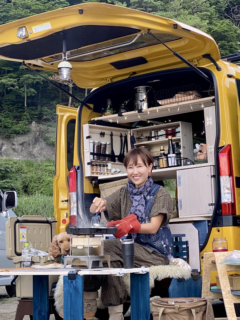 自作の軽キャンピングカーで愛犬ハニーと旅をする工藤さん