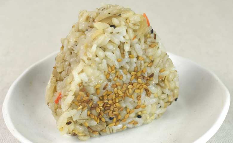 セブンイレブンの人気おにぎり「生姜鶏ごぼうごはんおにぎり」の実物画像1