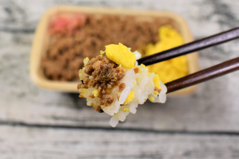 セブンイレブンのおすすめランチ「鶏の旨味！ 国産鶏のたっぷり鶏そぼろごはん」の実食画像