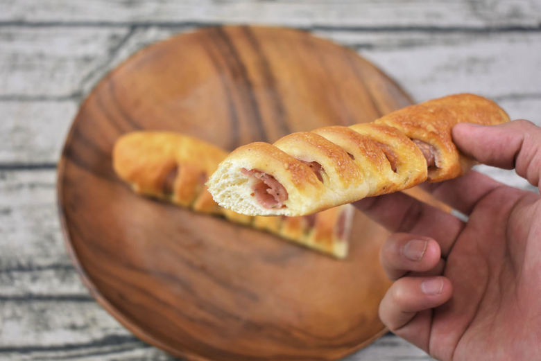 ローソンの人気パン「ちぎれるロングハムフランスパン」の断面画像
