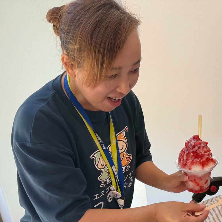 デイサービスにて子どもにアイスを食べさせている紺野さん