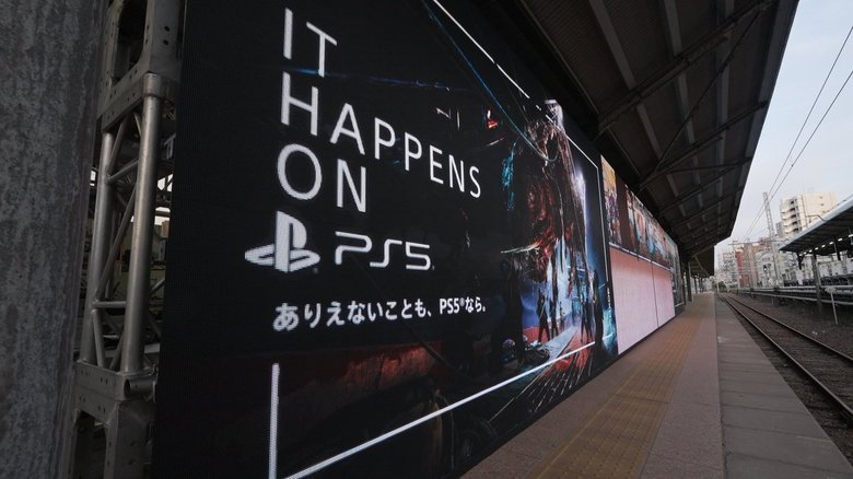 設置されたのは横18メートル×縦2.5メートルの巨大LEDモニター