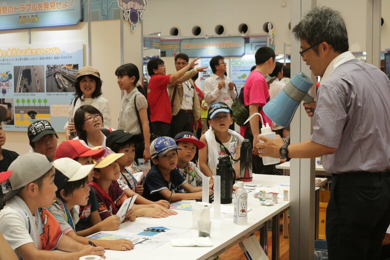 日本下水道協会主催「下水道展」で下水道について学ぶ子どもたち
