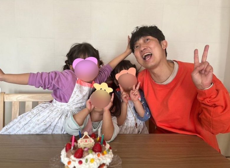 クリスマスケーキを前に娘たちと