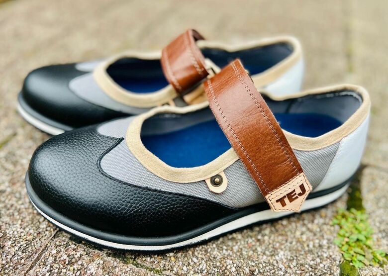 川添さんが手がけたオーバーシューズ