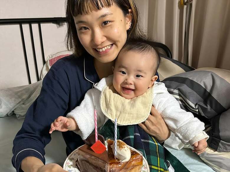 娘さんとケーキを食べてにっこり