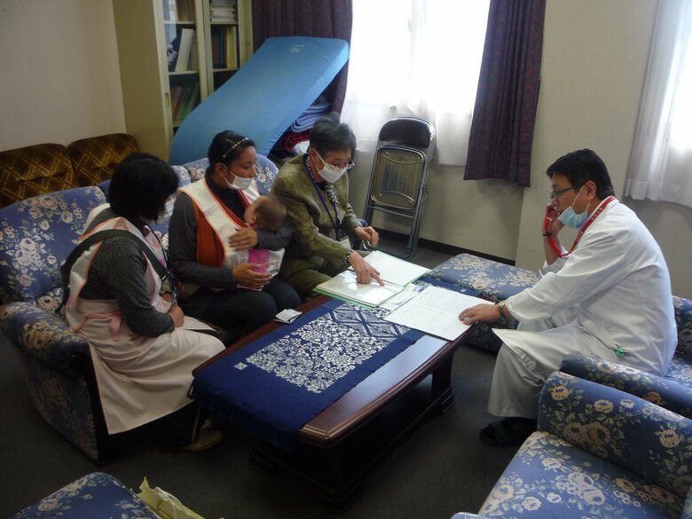 震災後、佐藤さん（左から2番目）は医師や助産師たちと何度も話し合いながら、妊産婦の産前産後を守る支援をつくっていった